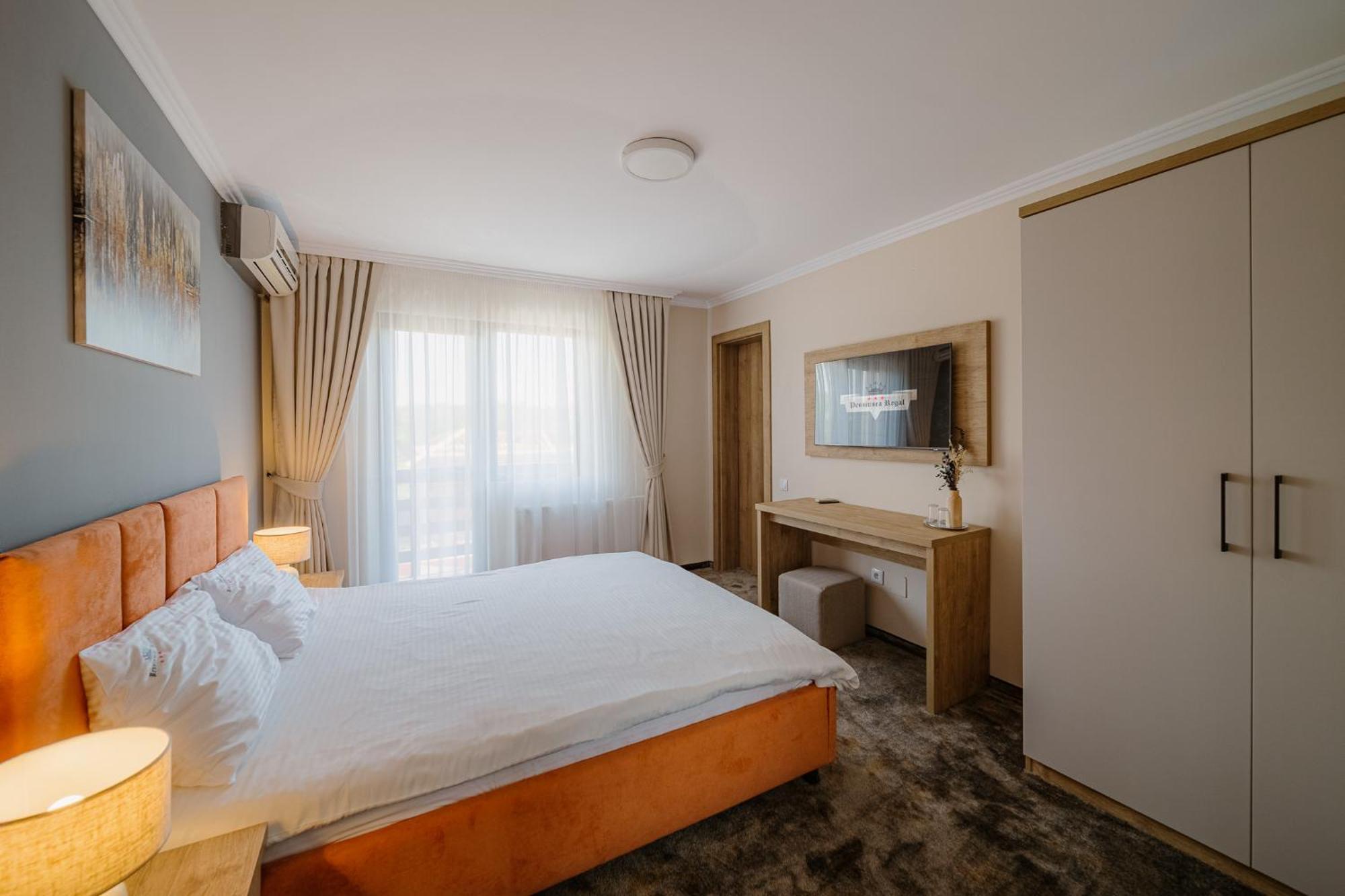 Pensiunea Regal Baile 1 Mai Luaran gambar